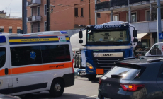 Strada Elevata, camion travolge scooter: un ferito al Pronto soccorso  - Foto
