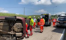 Neviano, auto si ribalta a Bazzano: un ferito 