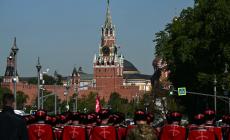 Cominciata sulla Piazza Rossa la parata della Vittoria. Kiev:  "Mosca festeggia lanciando missili". Putin: "L'Occidente vuole dettare le sue regole al mondo" - Foto