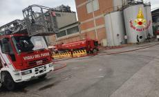 Incendio  della distilleria di Faenza: vigili del fuoco al lavoro tutta la notte, anche da Parma