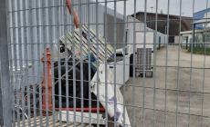 Mobili e pallet  all'ingresso dei campi da baseball adiacenti piazzale Charlie Chaplin