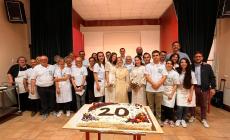 I vent'anni del circolo Anspi di Casale: sbandieratori, musica, cibo e... abiti da sposa - Le foto della festa