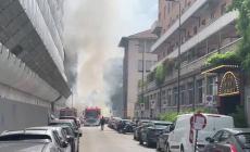 Salta in aria un furgone in strada: esplosione e incendio in centro a Milano - Video 