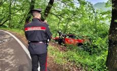 Per 5 ore sull'auto in bilico dopo essere uscito di strada