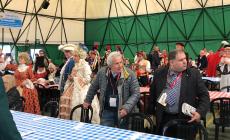 Maschere  italiane,  colori, musica e allegria:  la pioggia non guasta la festa - Video