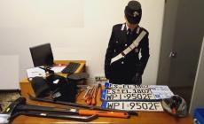 Inseguimento nella notte:  l'Audi rubata carica di targhe e arnesi da scasso  si schianta contro un muro