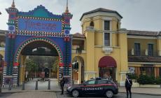 Cerca di rubare vestiti per 1.600 euro: scoperto, abbandona la refurtiva ma i carabinieri lo bloccano 