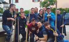 Giovani si organizzano in chat, in strada a Cesena per spalare