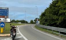 Scontro in via Europa, un uomo che guidava uno scooter finisce all'ospedale