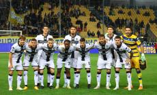 Match senza respiro: tre pali (due per i crociati) e un super Joronen. Ma il Parma conquista meritatamente il quarto posto battendo 2-1 il Venezia - Ai playoff sfiderà la vincente di Cagliari-Venezia martedì 30
