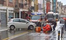 Incidenti a Parma e provincia: un rider investito in strada d'Azeglio, scontro tra due auto a Noceto: un ferito