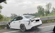 Ore 8: incidente in tangenziale: auto si schianta contro il guard rail