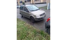 "Posteggiata male, intralcia la circolazione e nessuno la sposta da un anno: perch&eacute; i vigili non intervengono?"