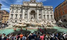 Blitz degli ambientalisti, liquido nero nella fontana di Trevi. Gualtieri: "Per pulirla 300mila litri d'acqua"