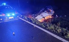 Auto a fuoco nella notte a Busseto: il conducente riesce a scappare ma si procura ustioni gravi - Video