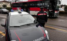 Sparano un colpo di pistola sul bus: denunciati tre adolescenti a Boretto