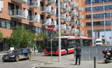 Auto intralcia il passaggio all'autobus in stazione (con rischio multa). Dieci minuti dopo, un'altra - Foto 