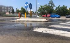 Si rompe una tubatura: strada allagata in via Toscana - Le foto