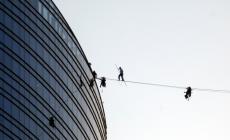 Milano: mezza città si ferma per ammirare il funambolo  che cammina a 140 metri d'altezza dal Bosco Verticale allla Unicredit Tower