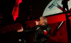 "Travestito da SS", Roger Waters indagato a Berlino