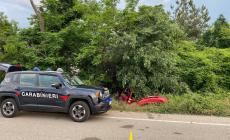 Auto esce di strada e finisce nella vegetazione: feriti tre giovani a Castellarano, uno è grave 