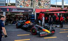 Monaco, pole position mostruosa di Verstappen per 4 millesimi. Leclerc penalizzato di 3 posizioni