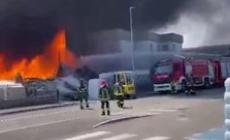 Incendio a Fidenza: la parete del capannone si stacca e sfiora il magazziniere sul muletto - Video 