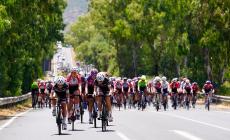 Attraversa mentre passa il Giro d'Italia, denunciato a Napoli