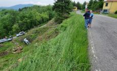 Auto in un burrone durante il Rally del  Taro al passo di Centocroci: pilota e navigatore illesi - Foto