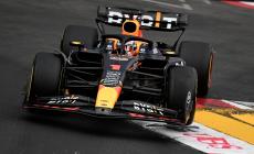 Gp di Monaco, nemmeno la pioggia ferma Verstappen. Sul podio Alonso e Ocon. Indietro le Ferrari 