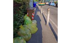 Via Montebello, marciapiede inaccessibile per disabili e carrozzine - Foto