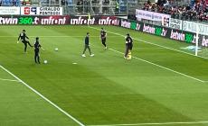 Krause sul campo, nel riscaldamento abbraccia i giocatori - Le foto
