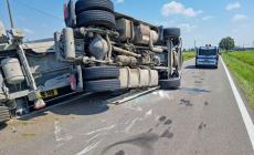 Camion ribaltato a Busseto: conducente illeso, strada chiusa