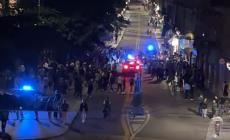 Far west nella notte in piazza della Pace: due denunciati. Video: le immagini della maxi-rissa e l'intervento della polizia