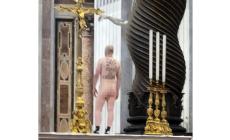 Uomo nudo  sale sull'altare centrale della Basilica di San Pietro per protestare contro la guerra