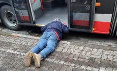 Via Trento, uomo cade dalla bici