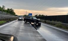 Auto sbatte contro il guard-rail in tangenziale sud