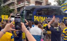 Arriva il pullman della squadra davanti al Tardini: esplode il boato dei tifosi (Video) - "Forza Parma", la carica scorre lungo lo Stradone.  Le foto - Video, Piovani: "La voglia di finale"