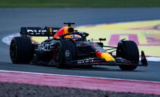 Pole di Verstappen a Barcellona. Sainz in prima fila, Leclerc 19°