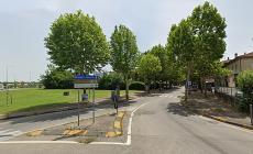 Traversetolo,  auto contro un albero in pieno centro: un ferito. A Fontanellato cade dal monopattino e viene ricoverato a Vaio