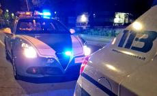 Tenta un furto con un complice: bloccato dalla polizia, sferra calci e pugni agli agenti. In manette 22enne dell'Est Europa