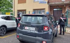 Ruba la catenina a un uomo e fuggendo perde una scarpa: i carabinieri lo trovano in strada ancora scalzo e lo arrestano