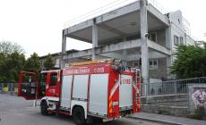 Paura alla scuola Salvo D'Acquisto:  Personale evacuato, ma era solo un pannello solare sul tetto che aveva preso fuoco