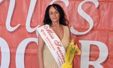 Eletta Miss Suocera 2023. La "Damigella d'Onore" del concorso è di Parma