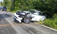 Auto esce fuori strada a Neviano: una donna e due bambini al Maggiore