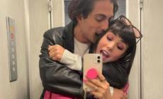 Damiano dei Maneskin e Giorgia si sono lasciati.  In un video lui bacia Martina, un'amica della band
