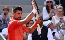 Alcaraz si fa male sull'1-1, Djokovic passeggia verso la finale contro Casper Ruud