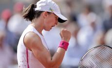 La numero uno del mondo, Iga Swiatek, vince Roland Garros e fa tris