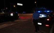 Rompe il vetro dell'auto con un pugno, aggredisce i carabinieri: arrestato un 37enne a Langhirano. Tre denunciati