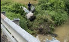 Paura a Fidenza: auto vola nel canale, recuperato l'autista ferito 